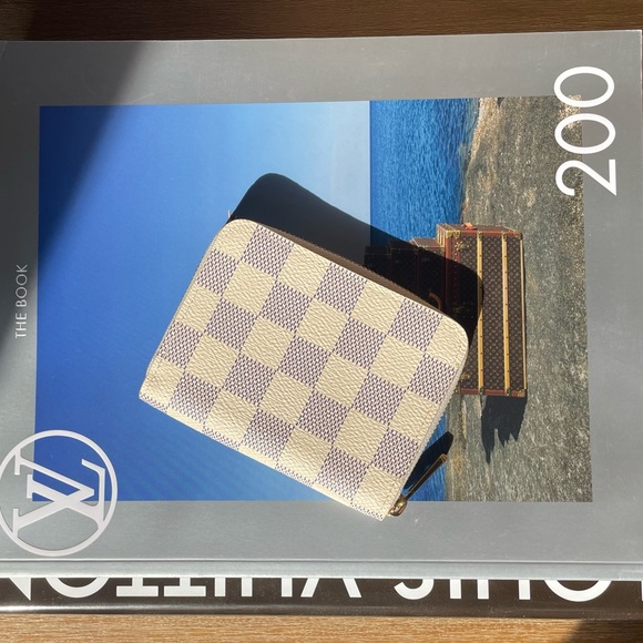 Authentic Louis Vuitton Zippy Coin Purse in Damier Azur - Picture 2 of 11